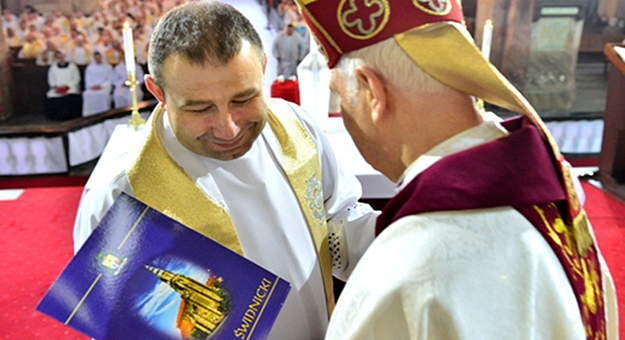 Ks. Daniel Rydz odbiera dekret o mianowaniu na funkcję Kapelana Chorągwi Dolnośląskiej z rąk biskupa Ignacego Deca
