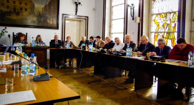 Sesja Rady Miejskiej w Ziębicach. Radni zabezpieczyli pieniądze na dokumentację i remonty