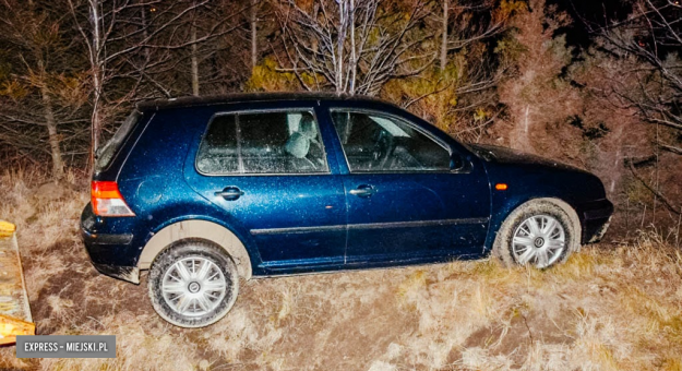 Volkswagen wypadł z drogi w Budzowie. Kierowca w szpitalu 