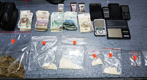 Narkotyki, pieniądze, sprzęt do porcjowania narkotyków i telefony komórkowe zabezpieczone u 22-latka