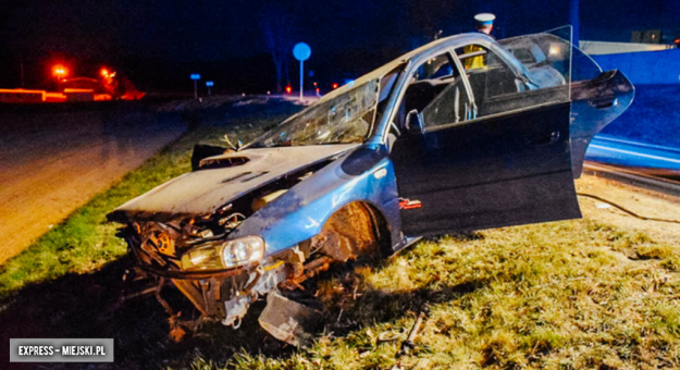 Kierowca Subaru uciekał przed policją. Na łuku drogi stracił panowanie nad pojazdem i spowodował wypadek