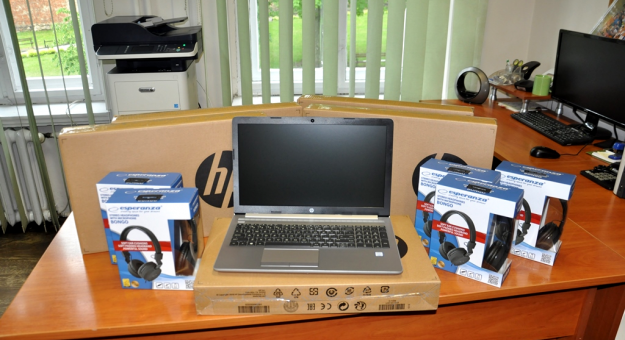 Z otrzymanych środków zakupiono 31 laptopów, które będą wykorzystywane do nauki zdalnej przez uczniów szkół podlegających pod powiat