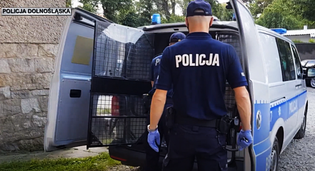 Na terenie gminy Stoszowice zatrzymali 59-latka, który poruszał się właśnie samochodem typu SUV. Mężczyzna został zatrzymany w policyjnym areszcie i usłyszał już zarzuty spowodowania poważnego wypadku, ucieczkę z jego miejsca i nieudzielenie pomocy