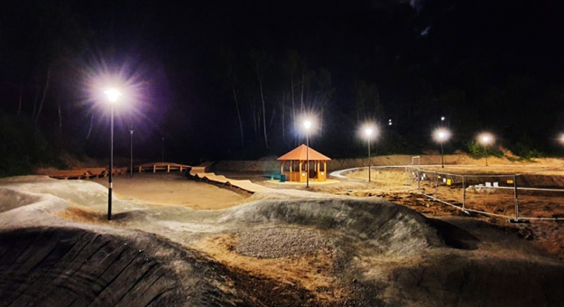 Kompleks sportowo-rekreacyjny w Kamieńcu Ząbkowickim w aurze nocnej. Choć prace mają dobiec końca dopiero za pół roku, to obecny stan obiektu już robi wrażenie