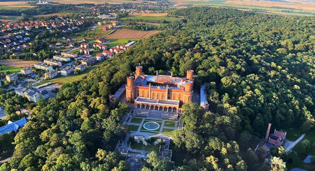 Niewątpliwie perełką Kamieńca Ząbkowickiego jest XIX-wieczny Pałac Marianny Orańskiej wraz ze 120-hektarowym parkiem, który przyciąga do miejscowości rzesze turystów