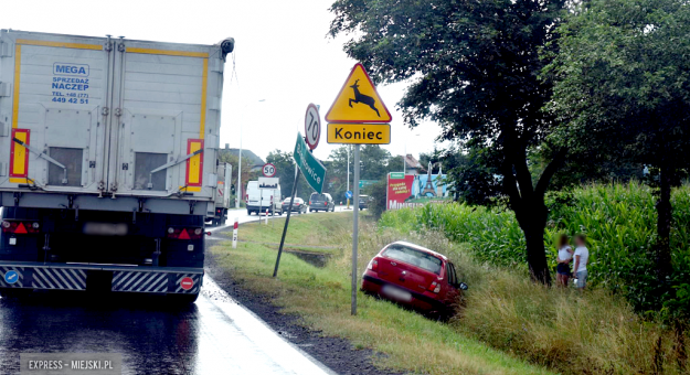 Samochód osobowy marki Renault wpadł do rowu na wjeździe do Braszowic od strony Ząbkowic Śląskich
