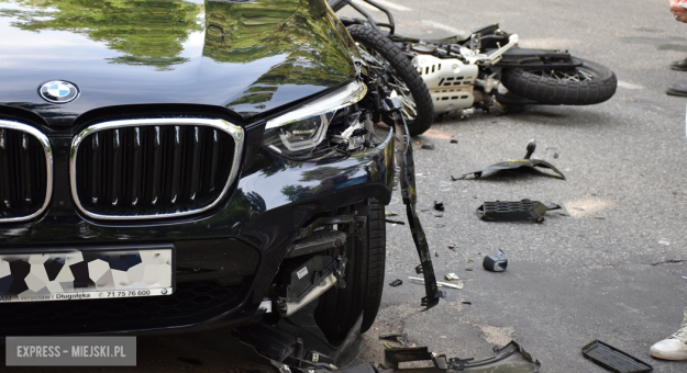 Zderzenie BMW i motocykla za Kamieńcem Ząbkowickim