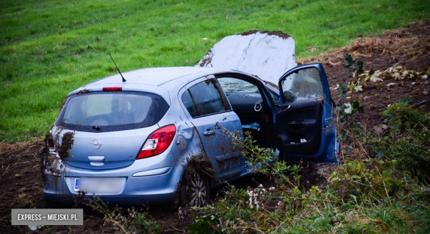 W Mąkolnie osobowy Opel wypadł z drogi. Ruch odbywa się wahadłowo