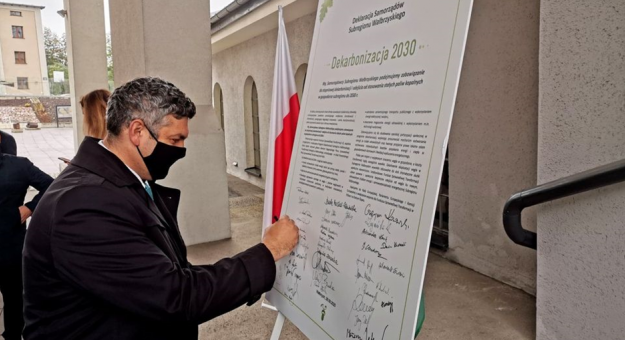 28 września ponad 30 samorządowców z subregionu wałbrzyskiego podpisało deklarację „Dekarbonizacja 2030”. Wśród nich byli też włodarze z powiatu ząbkowickiego