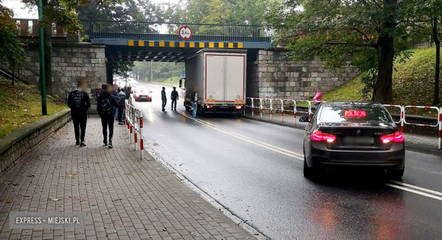 Na ul. Wrocławskiej w Ząbkowicach Śląskich samochód ciężarowy utknął pod wiaduktem