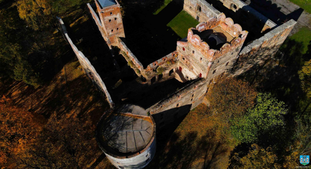 Niebawem rozpocznie się kolejny etap remontu ząbkowickiego zamku polegający na remoncie i dostosowywaniu wieży bramnej wraz z pomieszczeniami przyległymi na cele użytkowe w ramach zadania pn. „Śladami wspólnej średniowiecznej historii”. Znamy wykonawcę zadania