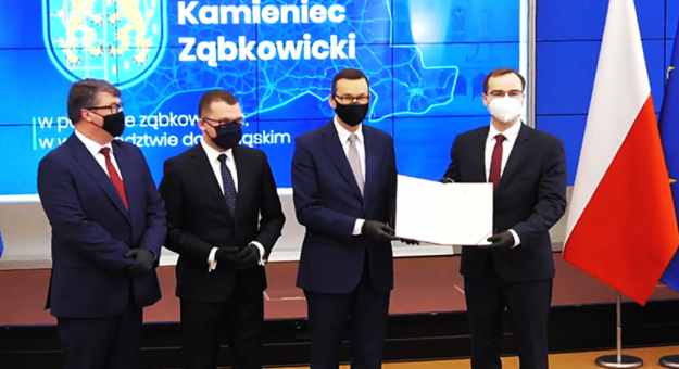 Marcin Czerniec odebrał z rąk premiera akt nadania statusu miasta Kamieńcowi Ząbkowickiemu