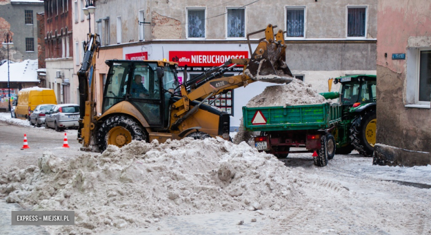 Trwa usuwanie nadmiaru śniegu w Ząbkowicach Śląskich 