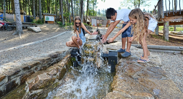 Mamutkowy Park Wodny w Dolnej Morawie (Czechy) jest zlokalizowany w pobliżu Ścieżki w Obłokach - najsłynniejszej atrakcji w okolicy. Odwiedzający mogą zobaczyć jak zachowuje się woda, jaką ma siłę i jak może pomagać. Woda w górnej części parku wypływa z potoków