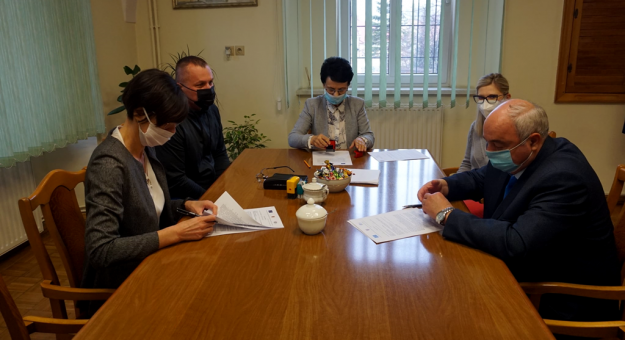Burmistrz Grażyna Orczyk podpisała umowę z Przedsiębiorstwem Wodno-Melioracyjnym w Ząbkowicach Śląskich na budowę kanalizacji i oczyszczalni ścieków w Błotnicy