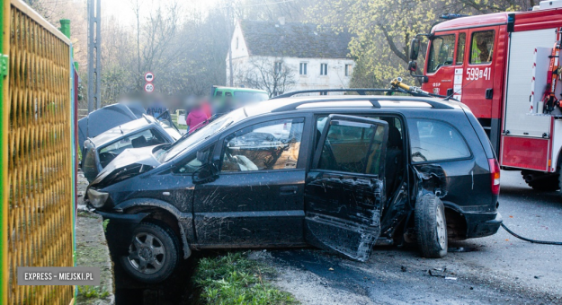 Opel Uderzył W Słup Energetyczny I Staranował Inne Auto. Kierowca Był Pijany [Foto] [Aktualizacja], Mąkolno (Gm. Złoty Stok) - Express-Miejski.pl