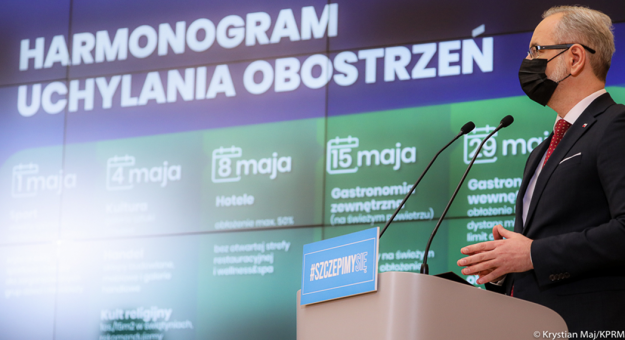 Minister zdrowia Adam Niedzielski wraz z premierem Mateuszem Morawieckim zaprezentowali harmonogram luzowania obostrzeń w maju
