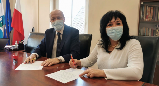 Podpisanie umowy burmistrza Szpilarewicza z dyrektor przychodni Dorotą Jasińską