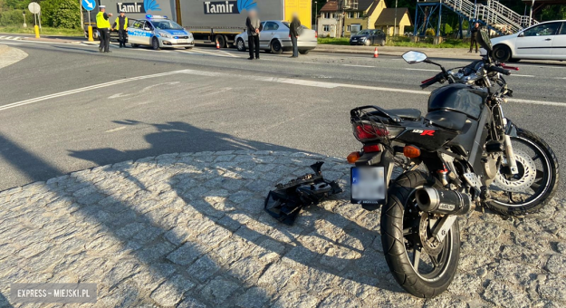 Zderzenie samochodu osobowego z motocyklem na krajowej ósemce w Bardzie