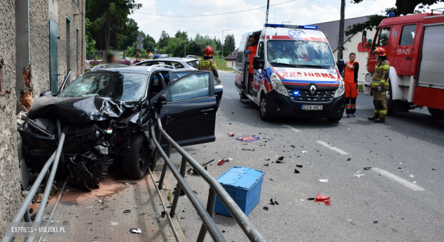 Zderzenie dwóch osobówek na skrzyżowaniu w Stolcu