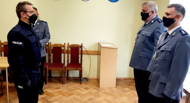 Ślubowanie nowego policjanta, który wstąpił w  szeregi Komendy Powiatowej Policji w Ząbkowicach Śląskich
