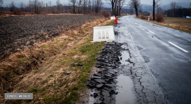 Po okresie zimowym stan drogi wojewódzkiej nr 390 między Sosnową a Płonicą jest w fatalnym stanie