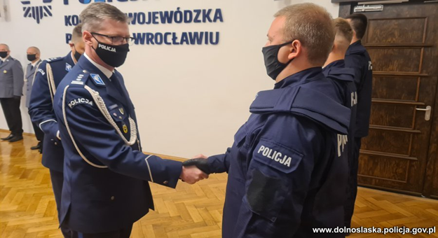 Tylko w tym roku policyjny mundur założyło już niemal 500 nowych policjantów, którzy będą pełnić służbę na terenie Dolnego Śląska
