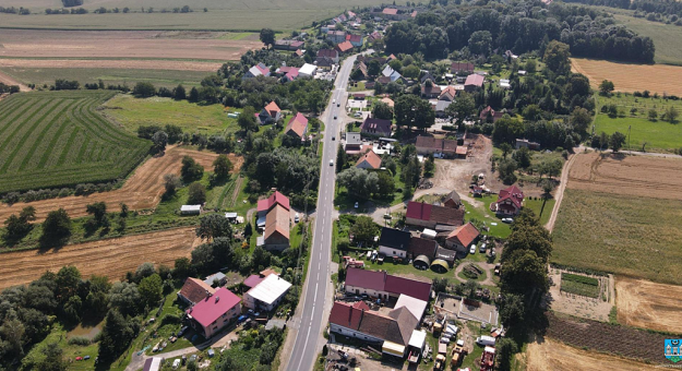 Droga wojewódzka nr 382 przebiegająca przez Kluczową jest głównym szlakiem komunikacyjnym między Ząbkowicami Śląskimi a Dzierżoniowem