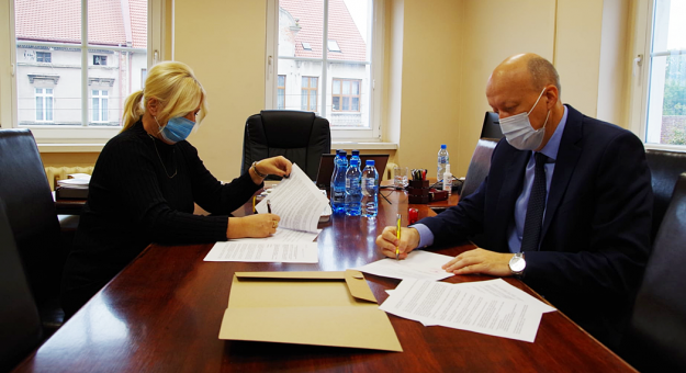 Podpisanie umowy na refundację zakupu sprzętu medycznego do podstacji w Ziębicach