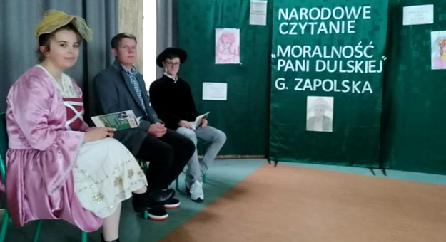 Uczniowie liceum wzięli udział w akcji Narodowego Czytania
