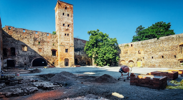 Na zamku wykonano prace rozbiórkowe , wyrównano nawierzchnię na dziedzińcu, który zostanie pokryty kamieniem, odsłonięto oraz zabezpieczono studnię oraz wykonano wiele prac instalatorskich