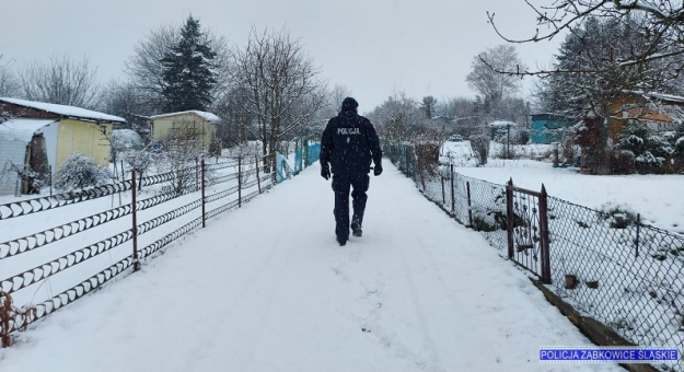 Policjanci kontrolują ogródki działkowe, apelując jednocześnie do właścicieli działek o należyte zabezpieczenie swoich altanek na okres zimowy i zabranie z nich wartościowych rzeczy