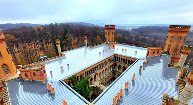 Pałac w Kamieńcu Ząbkowickim już w całości pokryty nowym tytanowo-cynkowym dachem
