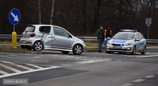 Zderzenie osobowej toyoty z samochodem ciężarowym na skrzyżowaniu ul. Legnickiej z krajową ósemką