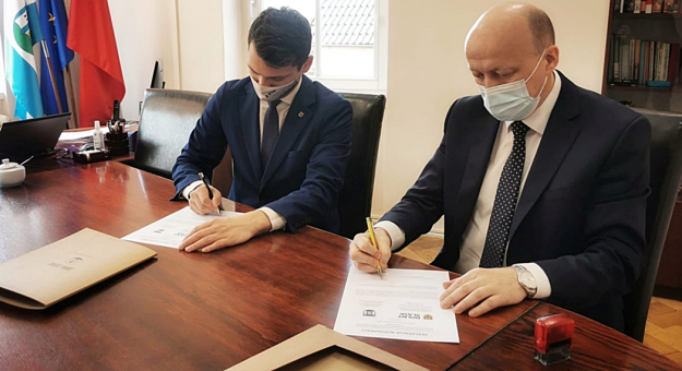 Podpisanie umowy burmistrza Szpilarewicza z wicemarszałkiem Grzegorzem Macko