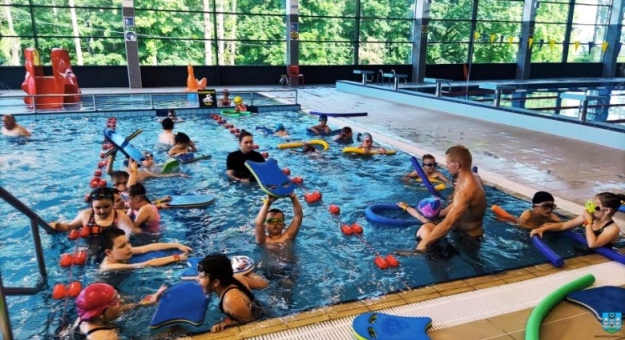 W okresie od października do grudnia z powszechnej nauki pływania w krytej pływalni w Ząbkowicach Śląskich skorzystało 240 uczniów szkół podstawowych, którzy łącznie wypływali 285 godzin w wodzie