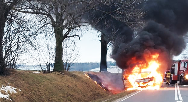 Pożar BMW na drodze wojewódzkiej 382 między Ząbkowicami Śląskimi a Dzierżoniowem