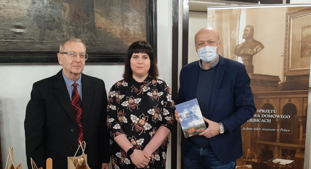 Autorom książki podziękowania złożyli burmistrz Mariusz Szpilarewicz oraz dyrektor muzeum Jarosław Żurawski