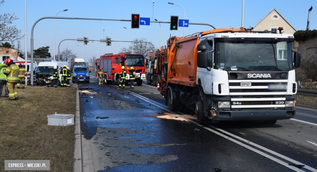 Zderzenie śmieciarki i dostawczego busa na krajowej ósemce w Braszowicach