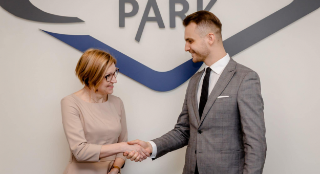 Małgorzata Wołczyk, wiceburmistrz Ziębic spotkała się  z Piotrem Wojtyczką, prezesem Wałbrzyskiej Specjalnej Strefy Ekonomicznej „Invest-Park”