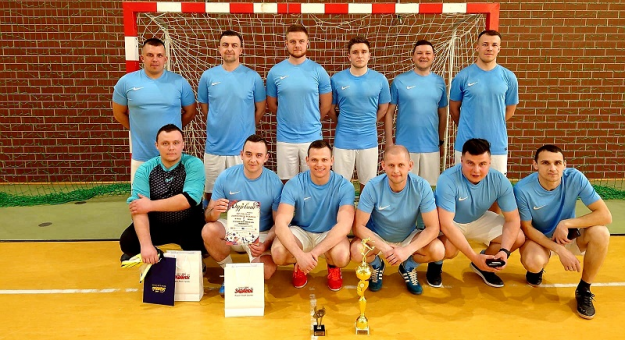 Reprezentacja KPP w Ząbkowicach Śląskich podczas integracyjnego turnieju piłki halowej służb mundurowych