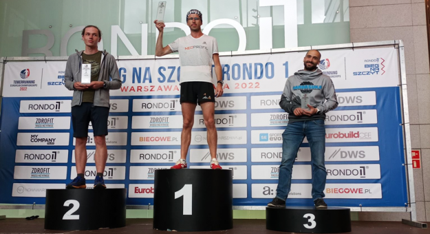 Robert Sadzik o blisko 18 sekund szybciej wbiegł na szczyt warszawskiego wieżowca Rondo 1 niż drugi zawodnik i okazał się zdecydowanie najlepszy w kategorii amatorów. Osiągnięty czas pozwoliłby mu uplasować się w dziesiątce najlepszych biegaczy z licencją zawodowców, którzy bezpośrednio po biegu amatorów walczyli o tytuł mistrza Europy