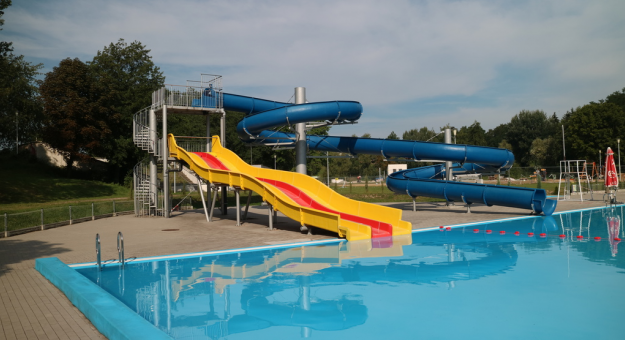 Gminne Centrum Edukacji i Sportu w Ziębicach w okresie wakacyjnym zorganizuje wyjazdy na basen miejski w Paczkowie