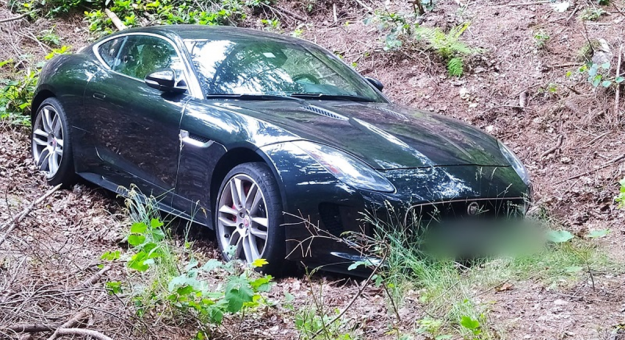 Policjanci na miejscu zastali dwa uszkodzone samochody Jaguar F-Type oraz Audi RS-3, których uszkodzenia wynikały z jazdy z nadmierną prędkością, uniemożliwiającą panowanie nad pojazdem. Samochody warte kilkaset tysięcy złotych wrócą do domu z właścicielami na lawecie

