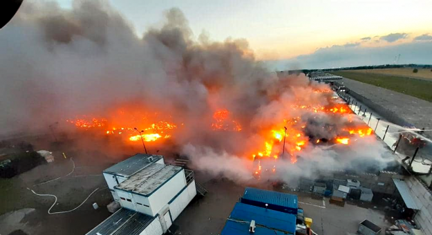 Pożarem objęte jest 3/4 powierzchni zakładu. Z terenu objętego zagrożeniem ewakuowano kilkadziesiąt 