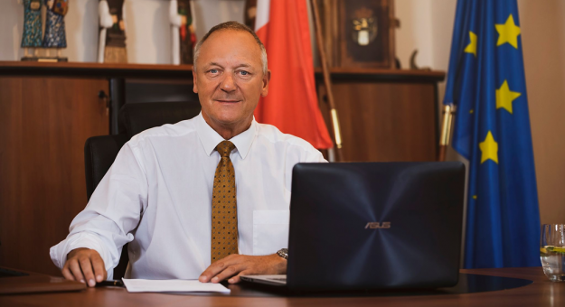 	Burmistrz Krzysztof Żegański od ponad 15 lat pełni funkcję burmistrza Barda