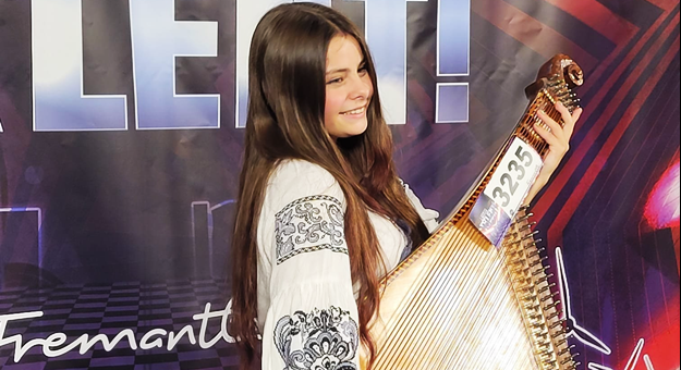Marysia Gnativ gra na instrumencie, który nazywa się bandura. To tradycyjny ukraiński instrument, w którym struny szarpie się palcami lub piórkiem