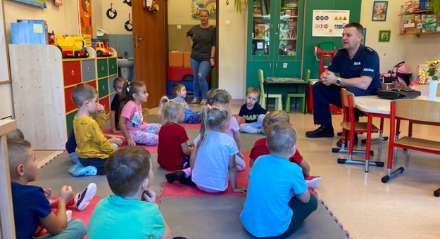 Dzielnicowy odwiedził dzieci w przedszkolu w Bardzie i Przyłęku
