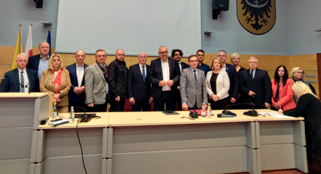 Spotkanie samorządowców z subregionu wałbrzyskiego, podczas którego podpisano apel o nieblokowanie środków Funduszu Sprawiedliwej Transformacji dla Dolnego Śląska