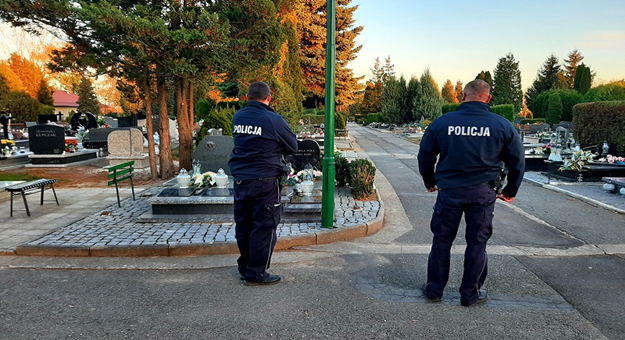 Policjanci apelują o zachowanie większej ostrożności na drodze oraz na cmentarzach